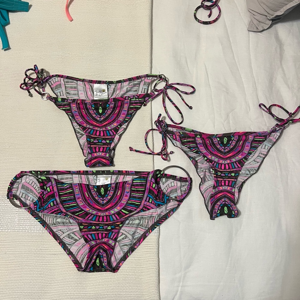 Body Glove Like NEW 2 XS bottoms and 1 S bottom stinged bikini